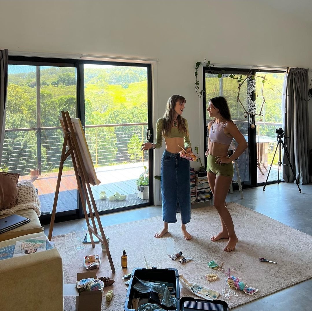 feliz aniversário meu amor, obrigada por ser tão boa e gentil pra mim, obrigada por sempre estar comigo mesmo quando a gente chegava a discutir por algo fútil
eu te amo pra sempre.