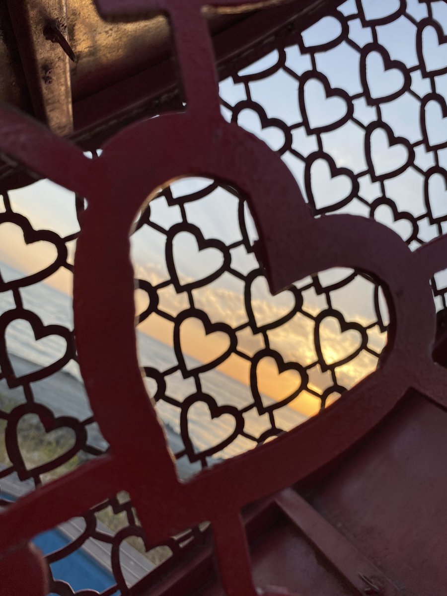 "Bana bir ben lazım, bir de beni anlayan.
Beni bir ben anlarım, bir de beni yaradan.”

Necip Fazıl