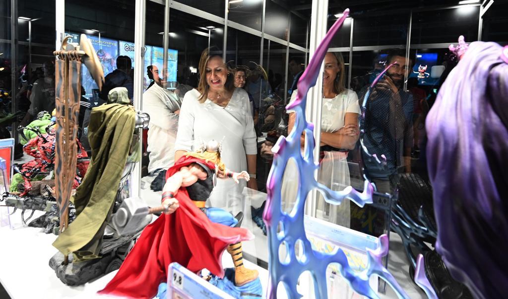 AjuntamentVLC's tweet photo. 🎮 L'alcaldessa inaugura #DHVLC23, el major festival de #gaming 👾 d'Espanya, i anuncia que la #Farinera del #Grau serà la seu del programa #ValènciaGameCity, per una #ciutat líder en el sector dels videojocs, els #eSports i l'oci digital. 🖥️
🔗 https://t.co/a4AXSb7ifr https://t.co/QHyUFyBTLt
