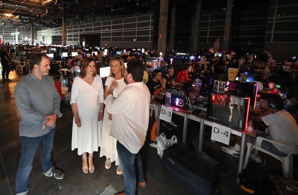 AjuntamentVLC's tweet photo. 🎮 L'alcaldessa inaugura #DHVLC23, el major festival de #gaming 👾 d'Espanya, i anuncia que la #Farinera del #Grau serà la seu del programa #ValènciaGameCity, per una #ciutat líder en el sector dels videojocs, els #eSports i l'oci digital. 🖥️
🔗 https://t.co/a4AXSb7ifr https://t.co/QHyUFyBTLt