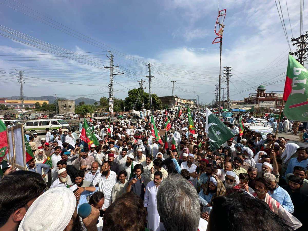 Hammad9787's tweet photo. ملاکنڈ: درگئی بازار چوک  میں چیئرمین عمران خان کی کال پر سویڈن میں قرآن پاک کی بے حرمتی کے خلاف احتجاج جاری۔

پاکستان تحریک انصاف کے تمام ورکرز اپنا احتجاج ریکارڈ کرواتے ہوئے ۔
#قران_کی_بےحرمتی_نامنظور 
#PTIProtestOnFriday https://t.co/dHJFQ3OIYs