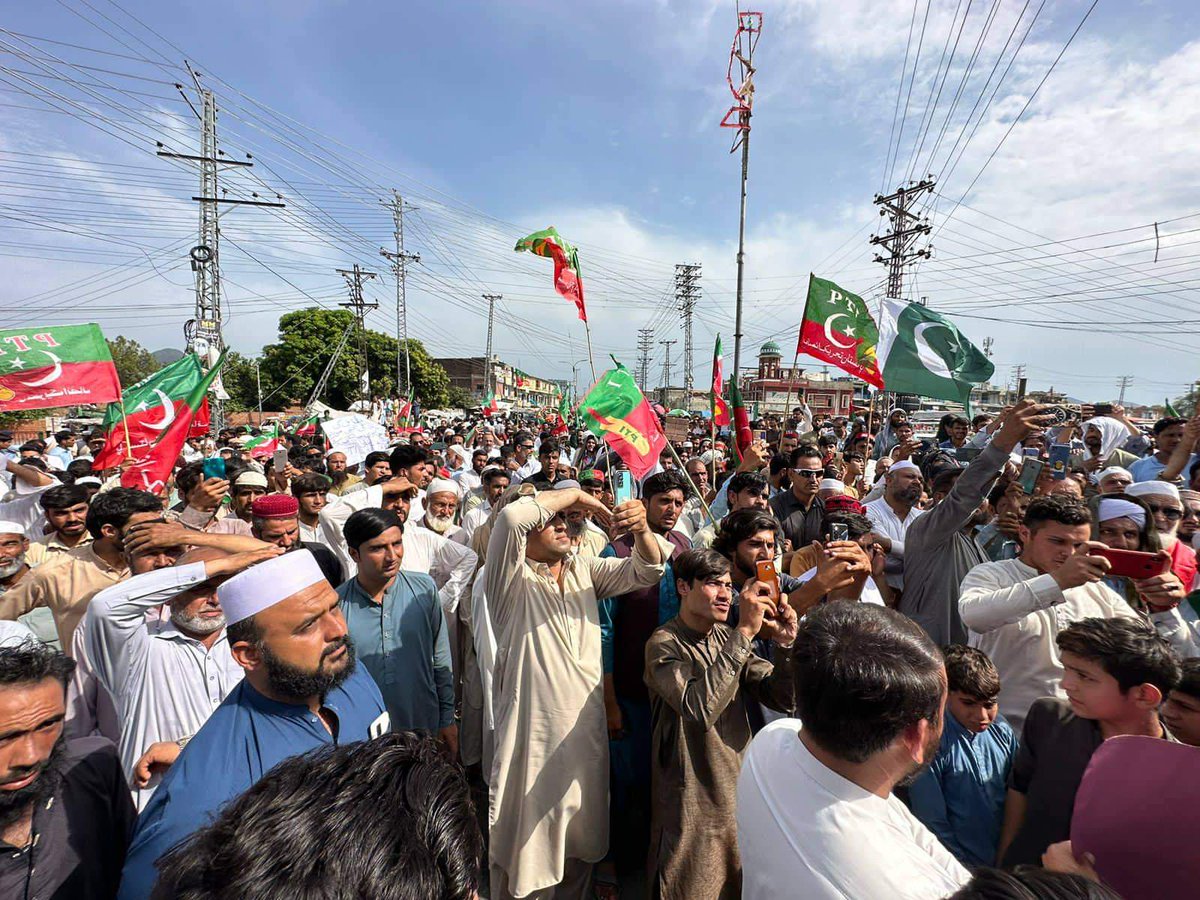 Hammad9787's tweet photo. ملاکنڈ: درگئی بازار چوک  میں چیئرمین عمران خان کی کال پر سویڈن میں قرآن پاک کی بے حرمتی کے خلاف احتجاج جاری۔

پاکستان تحریک انصاف کے تمام ورکرز اپنا احتجاج ریکارڈ کرواتے ہوئے ۔
#قران_کی_بےحرمتی_نامنظور 
#PTIProtestOnFriday https://t.co/dHJFQ3OIYs