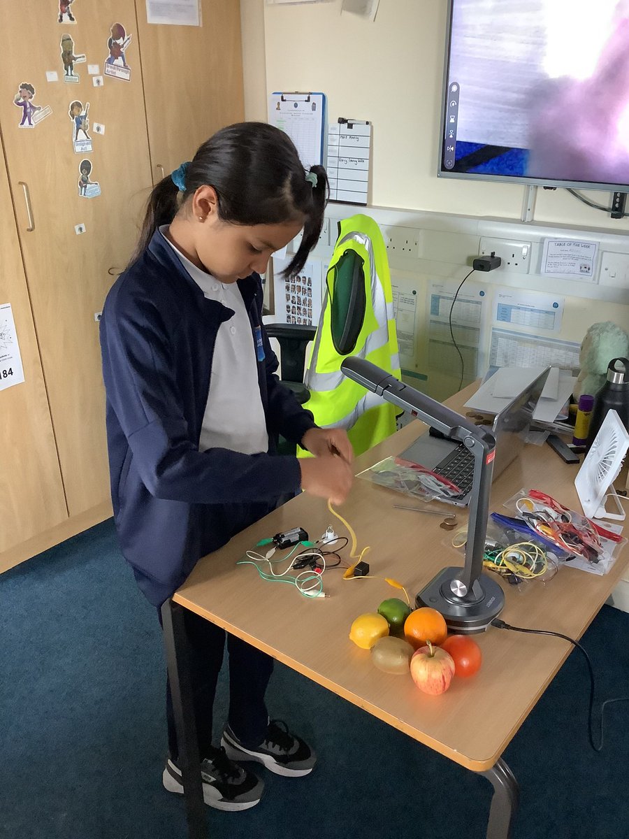 Y4stsilasREMAT's tweet photo. In Science this week, we tested different fruits to see if they could conduct electricity! We found out the citrus fruits are conductors of electricity due to the citric acid inside them! ππβ‘οΈ #SilasScience #ThinkLikeAScientist @stsilasschool https://t.co/4ewsCDZfVs