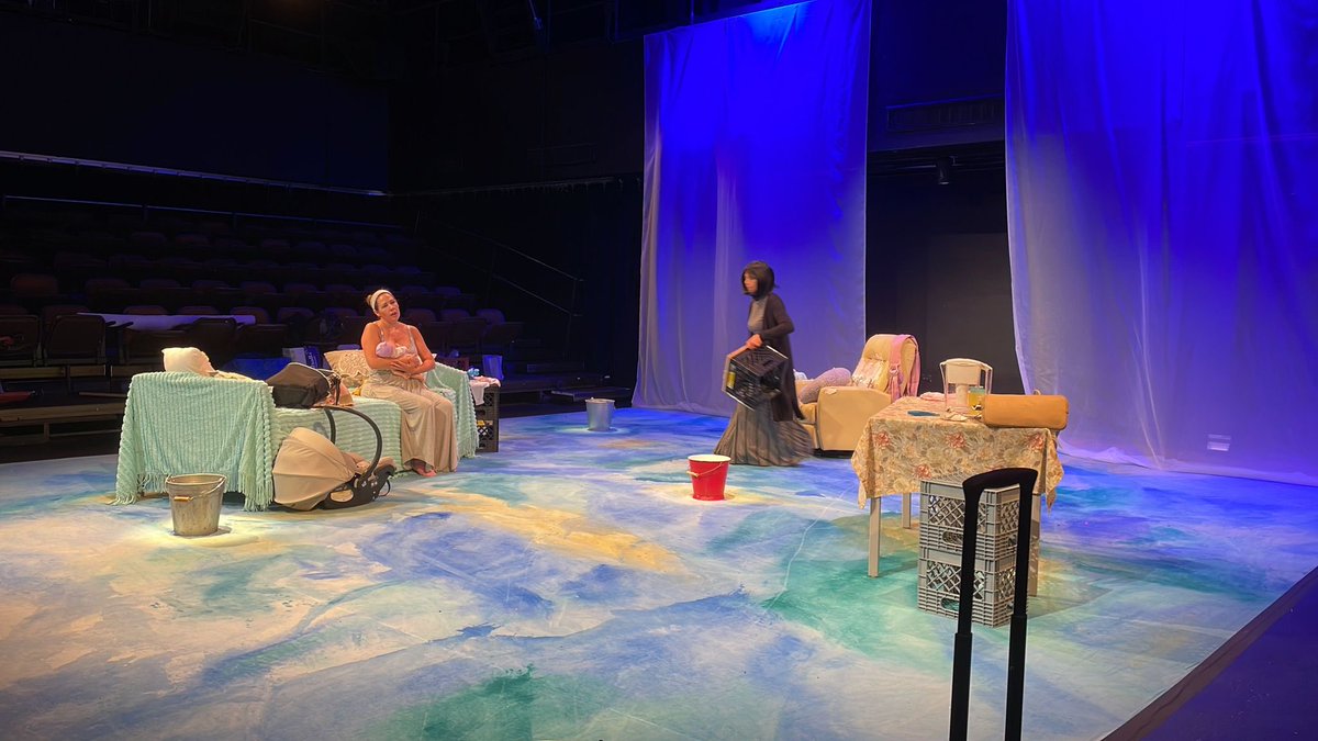 Anoche en el estreno de ELLA, LA TETA Y YO en el CBA hubo aplauso de pie para ⁦<a href="/AlfonsinaMoli/">Alfonsina Molinari</a>⁩, ⁦<a href="/linmarto/">Linnette Torres</a>⁩, ⁦<a href="/WandaSais/">Wanda Sais</a>⁩, Eric Yamil, Fabiana Ochoa y la directora Mariana Quiles.
Una historia diferente para reír y pensar.
¡Otro éxito 🎭 de Producciones Girasol!