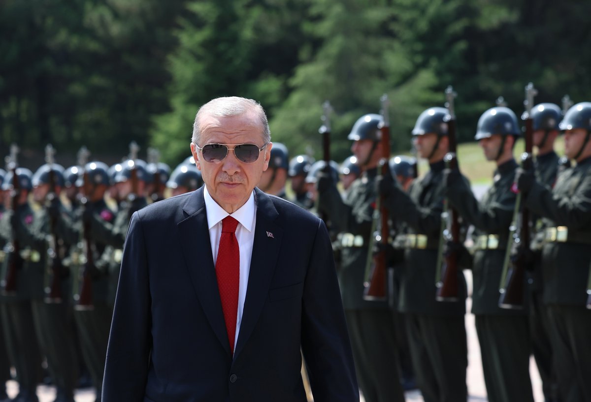 RTErdogan's tweet photo. Millî Savunma Üniversitemizin kara, deniz ve hava harp enstitülerindeki eğitimlerini tamamlayan subaylarımızı ve misafir öğrencilerimizi canıgönülden tebrik ediyorum.

Subaylarımıza, milletimiz adına üstlenecekleri tüm sorumluluklarda Allah'tan muvaffakiyetler niyaz ediyorum. https://t.co/fRvUH3LIAz