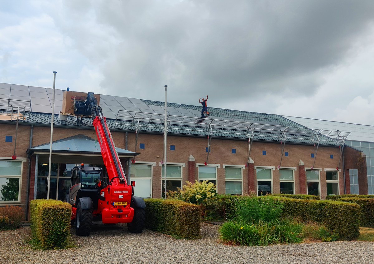 Weer een mooie stap op het gebied van #duurzaamheid!🌞

Op één van onze locaties wordt hard gewerkt om het dak te voorzien van #zonnepanelen. Straks moeten de 228 panelen zorgen voor een #jaaropbrengst van 83.500 kWh, dat overeenkomt met het verbruik van ongeveer 130 huishoudens!