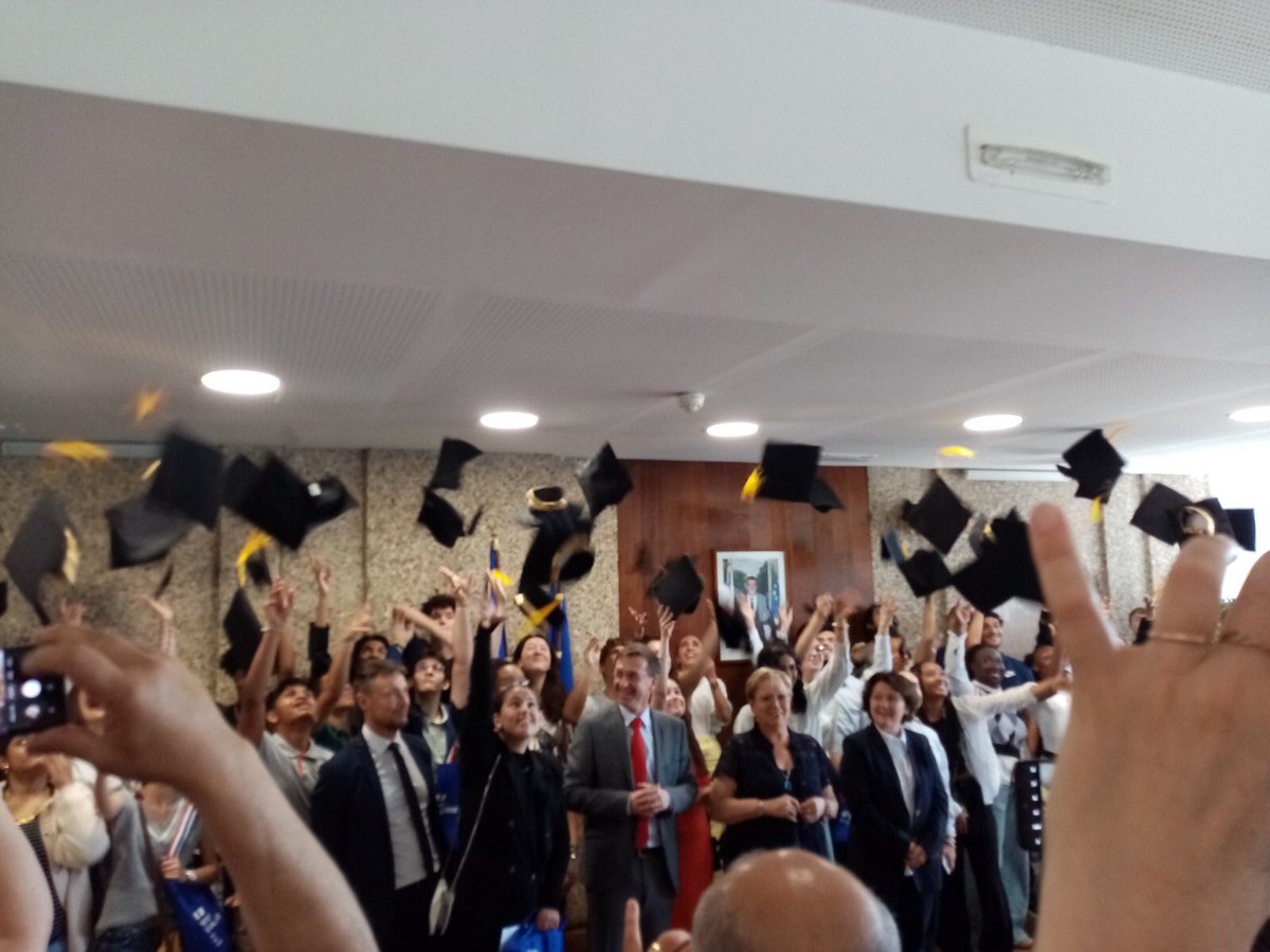 Sara et Fatimatou bachelières avec la mention Très bien !! Accueil festif et mémorable par le <a href="/Prefet95/">Préfet du Val-d'Oise</a> et discours inspirant et élogieux de Madame Cavecchi présidente du conseil départemental <a href="/valdoise/">Département du Val d'Oise</a>  un très grand merci de <a href="/JouvetLycee/">Lycée Louis Jouvet</a>