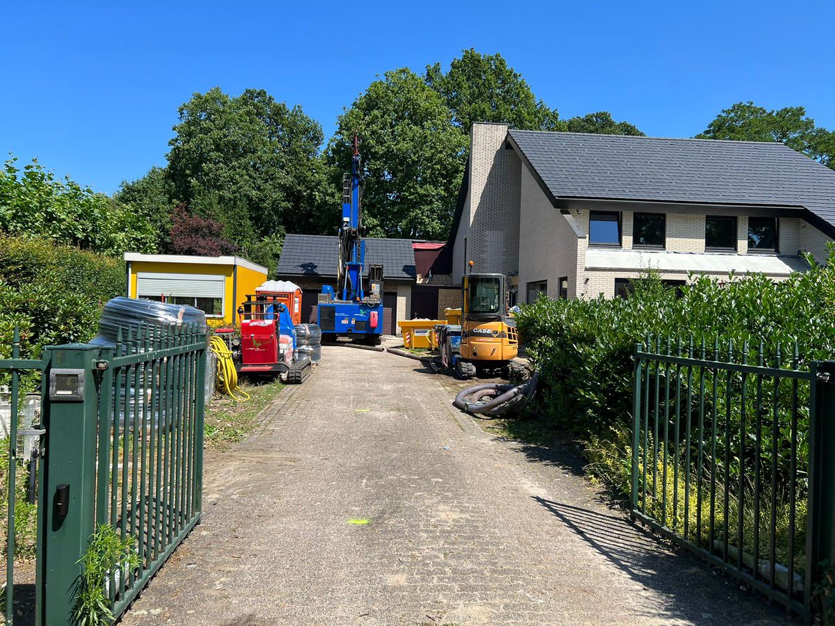 HooftmanGeo's tweet photo. Mooie opdracht in onze woonplaats. Drilling aan de Dril. Prachtig weer, beetje warm in het zonnetje. Aardwarmte-boringen voor als het weer wat kouder wordt. Wist je dat je met aardwarmte ook kunt koelen?! 
#aardwarmte #duurzaam #vanhetgasaf #bestaandebouw #renovatie #geometrie https://t.co/SlvKd6vAMs