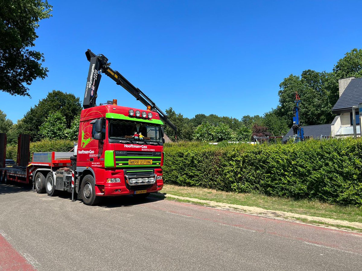 HooftmanGeo's tweet photo. Mooie opdracht in onze woonplaats. Drilling aan de Dril. Prachtig weer, beetje warm in het zonnetje. Aardwarmte-boringen voor als het weer wat kouder wordt. Wist je dat je met aardwarmte ook kunt koelen?! 
#aardwarmte #duurzaam #vanhetgasaf #bestaandebouw #renovatie #geometrie https://t.co/SlvKd6vAMs