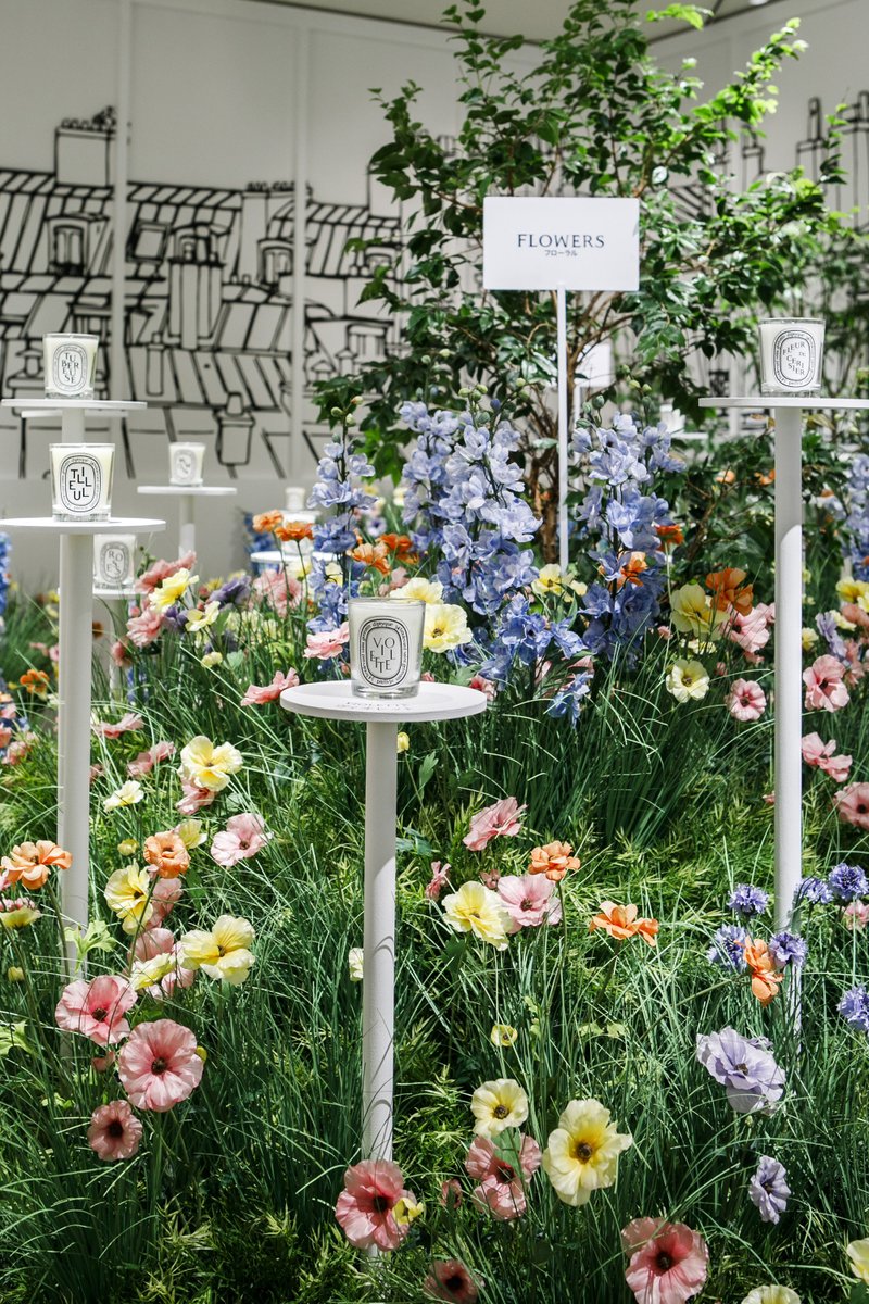 From 7 to 17 July 2023, the ephemeral experience “Un Air de Paris” pops up in Tokyo, offering an olfactory and sensory journey through Diptyque’s Paris. The Maison takes visitors on a dreamlike, graphic journey to the source of its inspirations and expertise.#DiptyqueUnAirDeParis