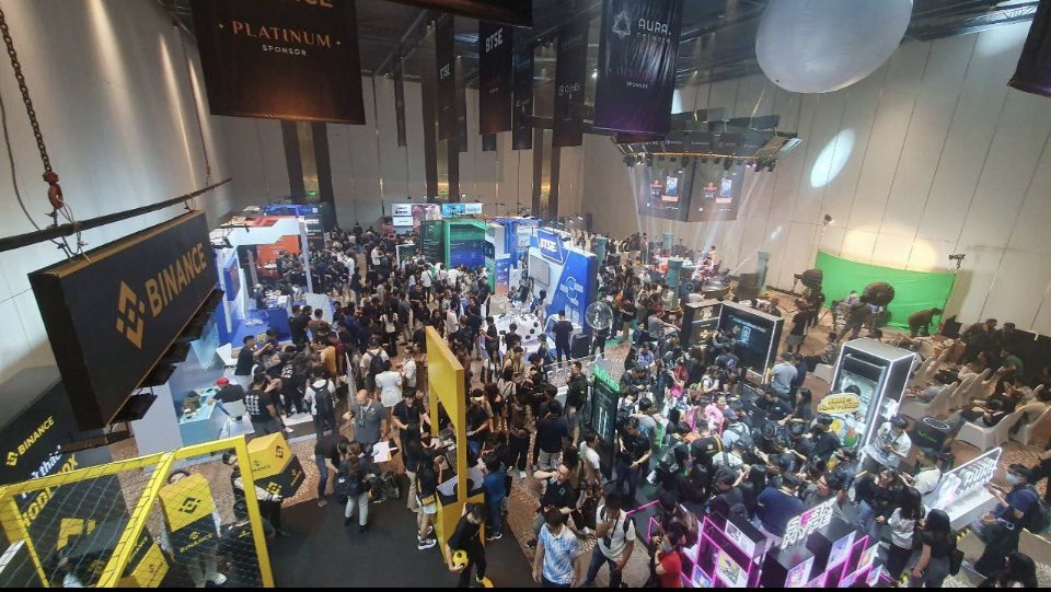 Justin_The_Mind's tweet photo. Absolutely EPIC Day 1 of @gmvn_official π»π³
β
@Ancient8_gg booth was LIT!! π₯
π @1437_MT8 wins the @LSL_GG @AxieInfinity #GuildRush tournament
β
Thousands of people in attendance for the conference π€―
β
Put on a great show with my man @Chief_AxieGG
Excited for Day 2! π https://t.co/fmPij0MM09