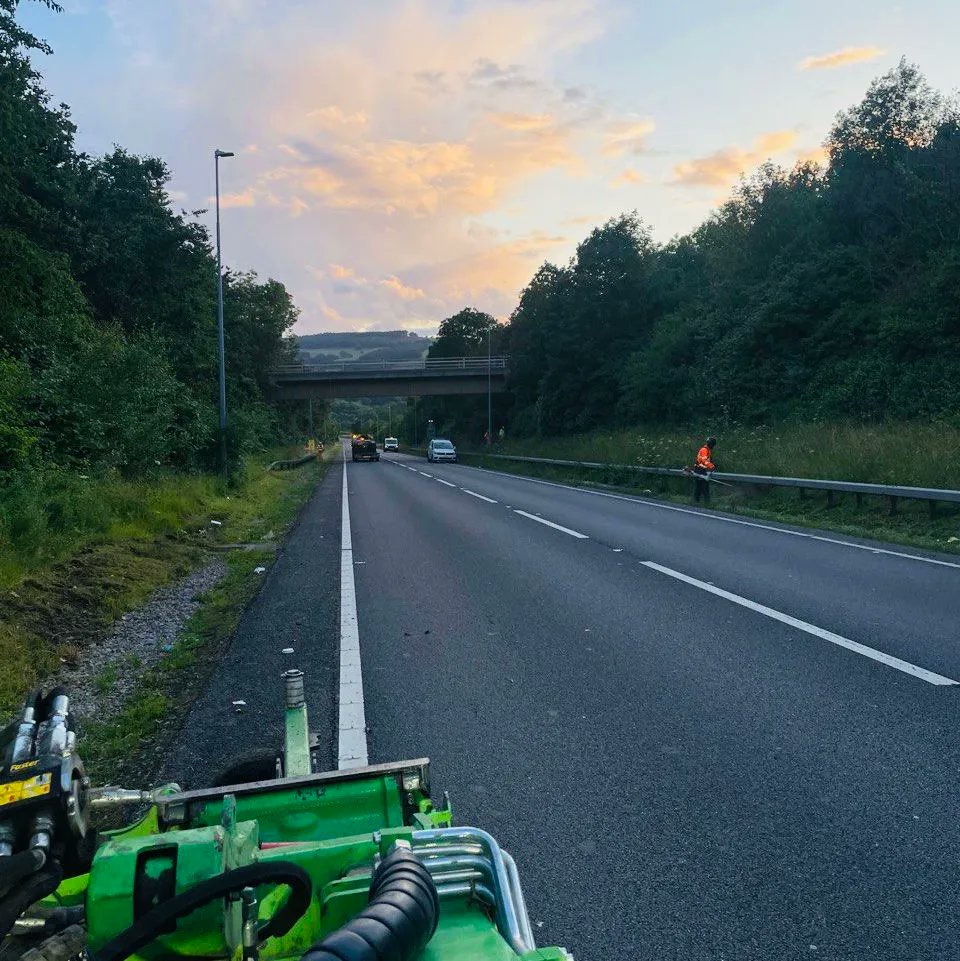 mancoedvm's tweet image. The team have been doing a brilliant job clearing and cleaning the A483 in Wrexham. Starting at the Welsh border of the A483 all the way down to Shropshire.
#roadside #clearence #roadwork #grasscut #hedgecutting #litterpicking