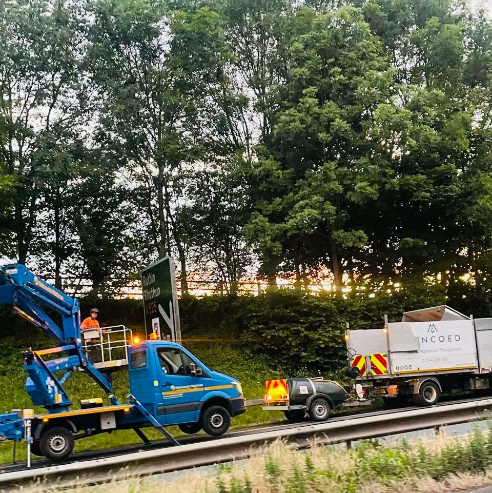 mancoedvm's tweet image. The team have been doing a brilliant job clearing and cleaning the A483 in Wrexham. Starting at the Welsh border of the A483 all the way down to Shropshire.
#roadside #clearence #roadwork #grasscut #hedgecutting #litterpicking