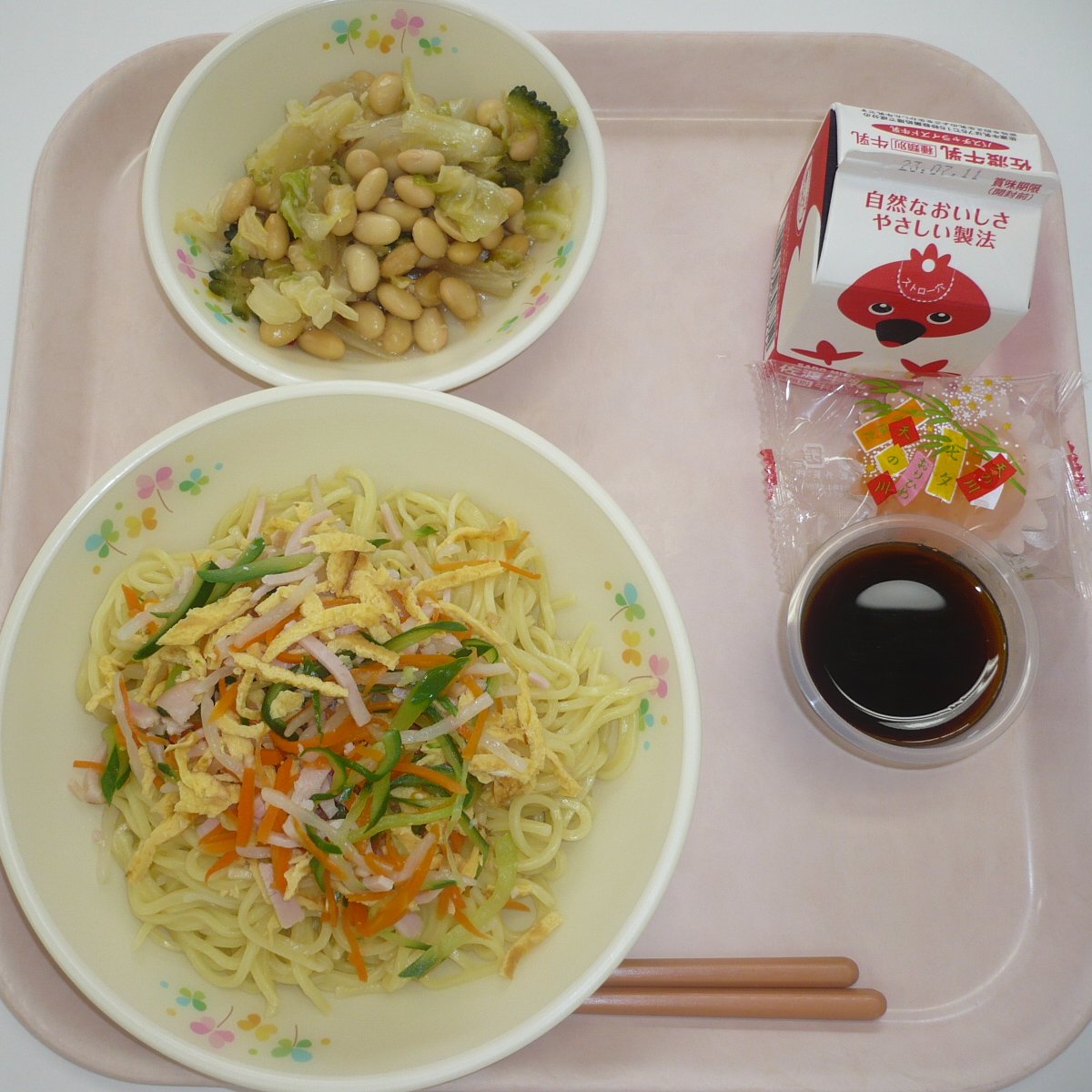 uchikaifu's tweet photo. 本日、#七夕　の日の給食は
冷やし中華
大豆と野菜みそ炒め
キラキラもち（みかん）
牛乳
でした！ https://t.co/CO27vvSoFb