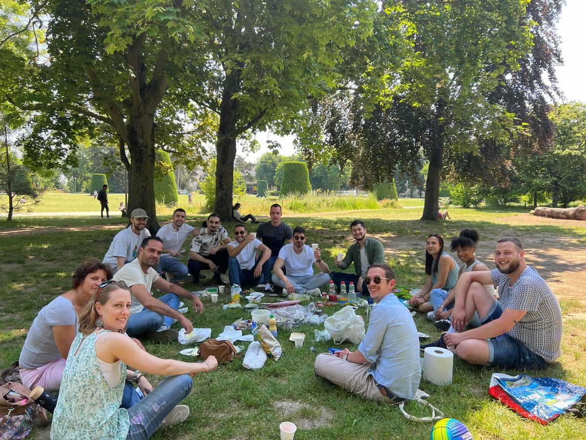 On profite du soleil entre deux averses ! 🌞

Pour bien finir la semaine, l’équipe s’est réunie pour un pique-nique convivial et chaleureux.

On vous souhaite à tous un très bon week-end 😊
