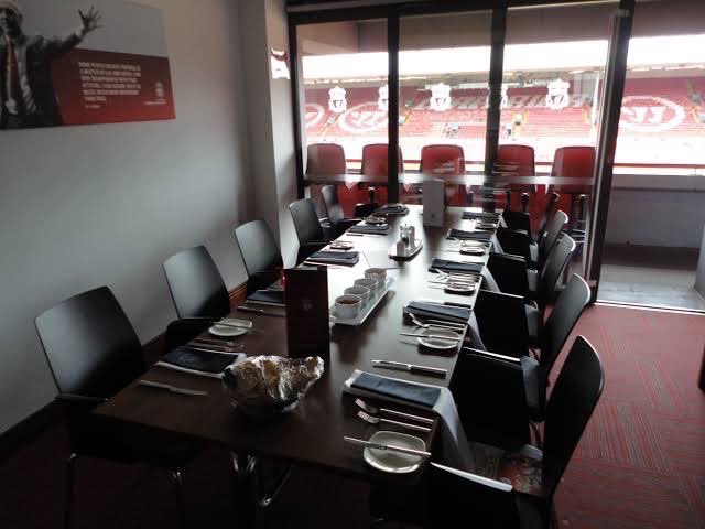 KloppThailand's tweet photo. ราคาตั๋วเข้าชมเกมส์Liverpoolที่Anfieldบน Executibe Box ฝั่ง Kenny StandทุกHome Game 
- ห้องรับรองส่วนตัวและที่นั่งดูฟุตบอลส่วนตัวสำหรับ10คน 
- Executive Box เปิดให้เข้าตั้งเเต่ 3ชั่วโมงก่อนเกมส์ และปิด1ชั่วโมงหลังจบเกมส์
- อาหารเสริฟ 5คอร์ส
- มีพนักงานอำนวยความสะดวกประจำ Box 1 คน https://t.co/eljH6LpHSd