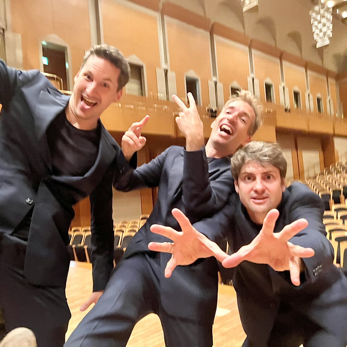 Kajimoto_News's tweet photo. 【#ダニエル・オッテンザマー】
#クラリネット・トリオ・アンソロジー 5公演が終了し、次の公演地 上海へ👋ハーモニーを聴かせる曲に、各楽器の技巧を最大限に引き出す曲…多彩なプログラムでクラリネット三重奏の魅力をご紹介しました。ダニエルは1月に #読響 と共演します!
https://t.co/cMM3PmVr8Z https://t.co/KaRNzSbMSQ