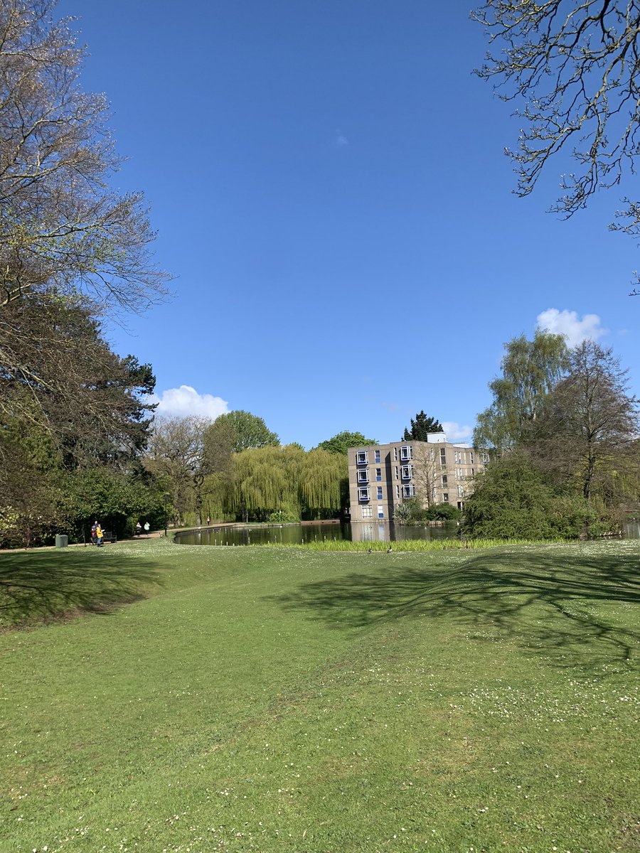 It’s another beautiful day on campus (and it’s nearly the weekend…) 

☀️☀️☀️