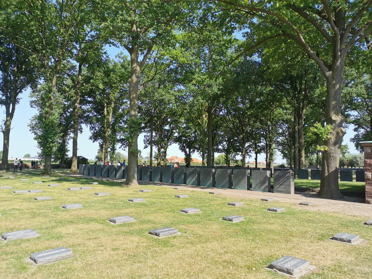BSBDbattlefield's tweet photo. Following Tyne Cot, we paid a visit to Langemark, a German Cemetery. Boys took the time to explore the differences in commemoration of opposing combatant nations. https://t.co/iCWtkEreyn