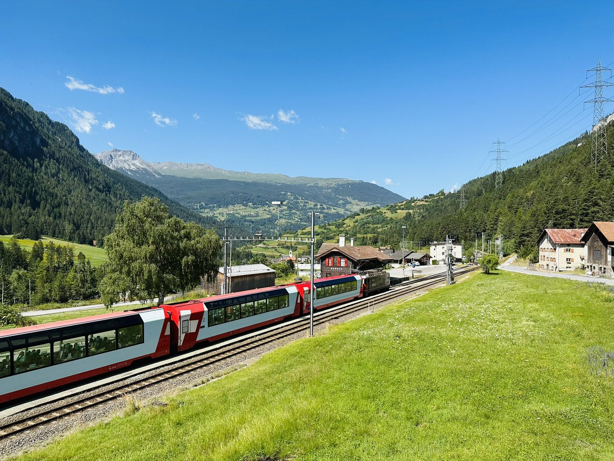 CrameriReto's tweet photo. Wenigstens der @glacierexpress_ hält in #Surava - gute Fahrt!
@rhaetischebahn @mgbahn https://t.co/FFUjw1K26W