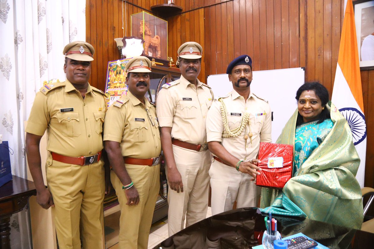 LGov_Puducherry's tweet photo. Congratulations to the police officers who have dedicated 29 years of their lives in service.
@PMOIndia
@HMOIndia
@DrTamilisaiGuv @PTI_News @PIB_India
@DDNewslive @CBCCHENNAI_MIB
@PuducheryPolice
#PoliceService #29YearsStrong https://t.co/3MeAfLexsJ