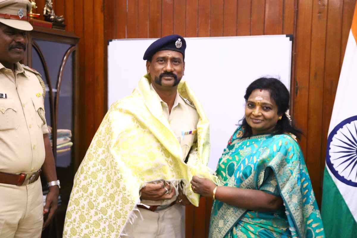 LGov_Puducherry's tweet photo. Congratulations to the police officers who have dedicated 29 years of their lives in service.
@PMOIndia
@HMOIndia
@DrTamilisaiGuv @PTI_News @PIB_India
@DDNewslive @CBCCHENNAI_MIB
@PuducheryPolice
#PoliceService #29YearsStrong https://t.co/3MeAfLexsJ