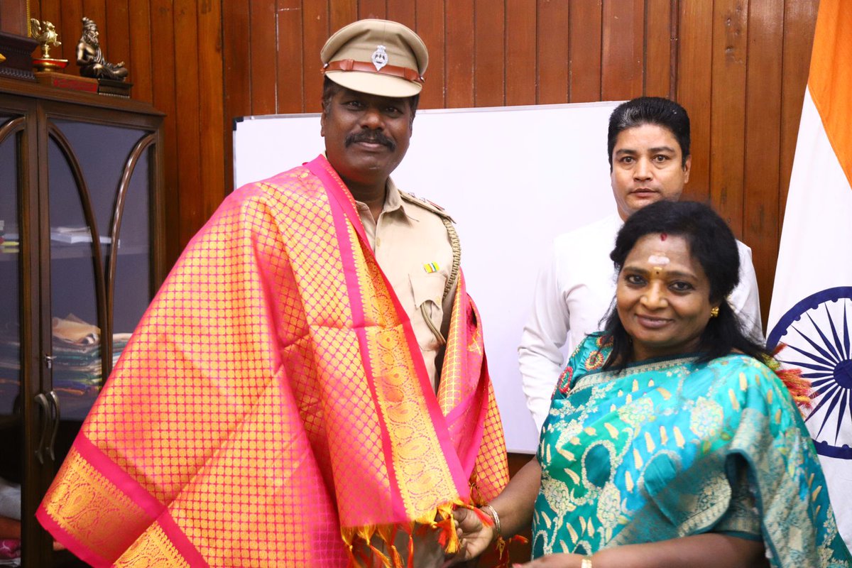 LGov_Puducherry's tweet photo. Congratulations to the police officers who have dedicated 29 years of their lives in service.
@PMOIndia
@HMOIndia
@DrTamilisaiGuv @PTI_News @PIB_India
@DDNewslive @CBCCHENNAI_MIB
@PuducheryPolice
#PoliceService #29YearsStrong https://t.co/3MeAfLexsJ
