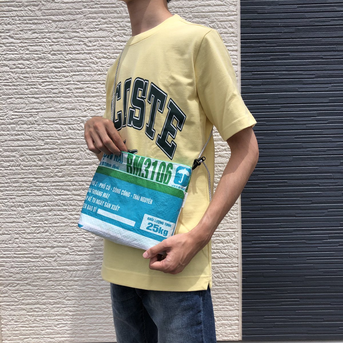 tuan_bag's tweet photo. air-sacoche🕊️

軽〜い🎈重さ50gで掛けてるのを忘れそう
セロハンみたいパリパリ感の飼料袋をパッチワーク
&amp;蛍光色の内布でかなりポップ✨

1点物☝️ですよー！

手ぶらでのお出かけに是非🚴

#ベトナム #サコッシュ  #アップサイクル #upcycle #tuantuan #1点物 #エシカル #中目黒 #ハンドメイド https://t.co/d0lny0WuYV