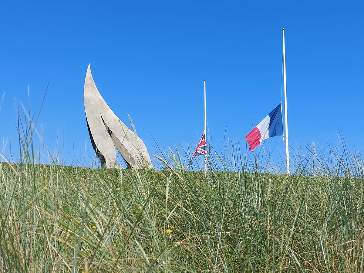 Half-mast homage to WWII French hero, Léon Gautier, who was the last survivor of the 'Kieffer commando' and landed here on #DDay on June 6, 1944 after being trained in Scotland 🇬🇧🏴󠁧󠁢󠁳󠁣󠁴󠁿. President @EmmanuelMacron and PM @Elisabeth_Borne will arrive soon for a national tribute.