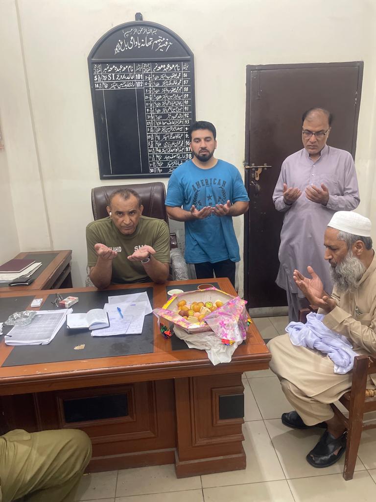 OfficialDPRPP's tweet photo. لاہور پولیس کی کمیونٹی پولیسنگ۔۔۔دو بھائیوں میں صلح کروا دی
جائیداد کے تنازعہ پر دو سگے بھائیوں میں شدید تنازعہ پیدا ہوا جسے ایس ایچ او بادامی باغ رانا مجاہد نے افہام و تفہیم سے سلجھا کر دونوں بھائیوں میں صلح کروا دی۔
#PunjabPolice #CommunityPolicing https://t.co/XszododR1E