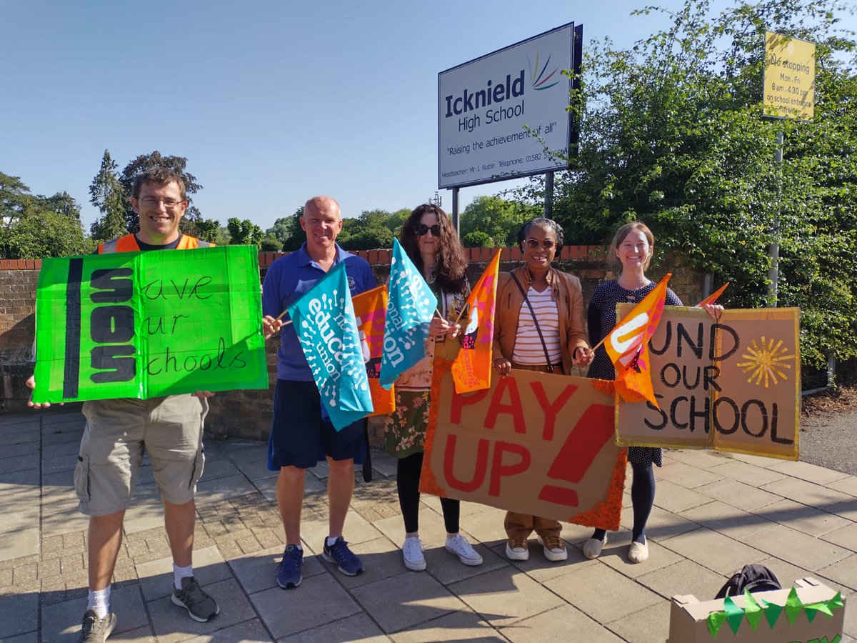 NEU members at Icknield High School on the picket earlier this morning. #SaveOurSchools #PayUp #DoYourJobGill