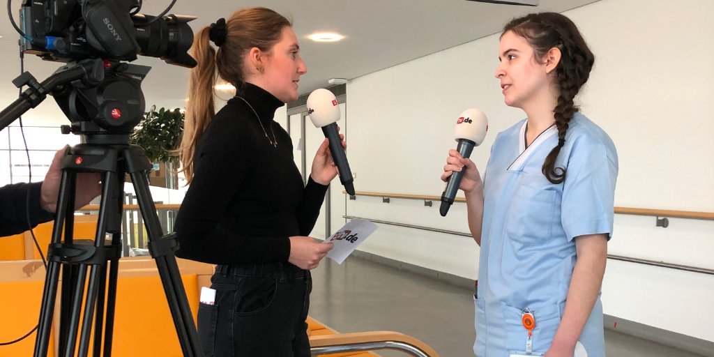 KlinikumES's tweet photo. Den Abschluss in der Tasche – wie soll es weitergehen? 🤏
Ob FSJ, BFD oder ein duales Studium: Mehr erfahrt ihr in zwei neuen Videos unter https://t.co/otZd4ePZAh und unter https://t.co/XMhqjxpTqE 🧡 https://t.co/85dqMvi227