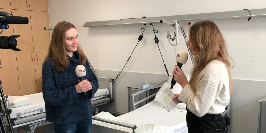 KlinikumES's tweet photo. Den Abschluss in der Tasche – wie soll es weitergehen? 🤏
Ob FSJ, BFD oder ein duales Studium: Mehr erfahrt ihr in zwei neuen Videos unter https://t.co/otZd4ePZAh und unter https://t.co/XMhqjxpTqE 🧡 https://t.co/85dqMvi227
