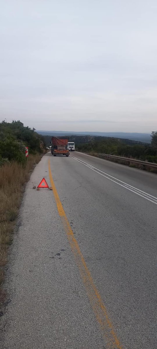 _ArriveAlive's tweet photo. To avoid those rear-end crashes into broken-down vehicles - remember - The Emergency triangle MUST be placed more than 45m from the vehicle!! https://t.co/pcYekVnqft #ArriveAlive #EmergencyTriangle #K53 https://t.co/wVnZzd5f1K