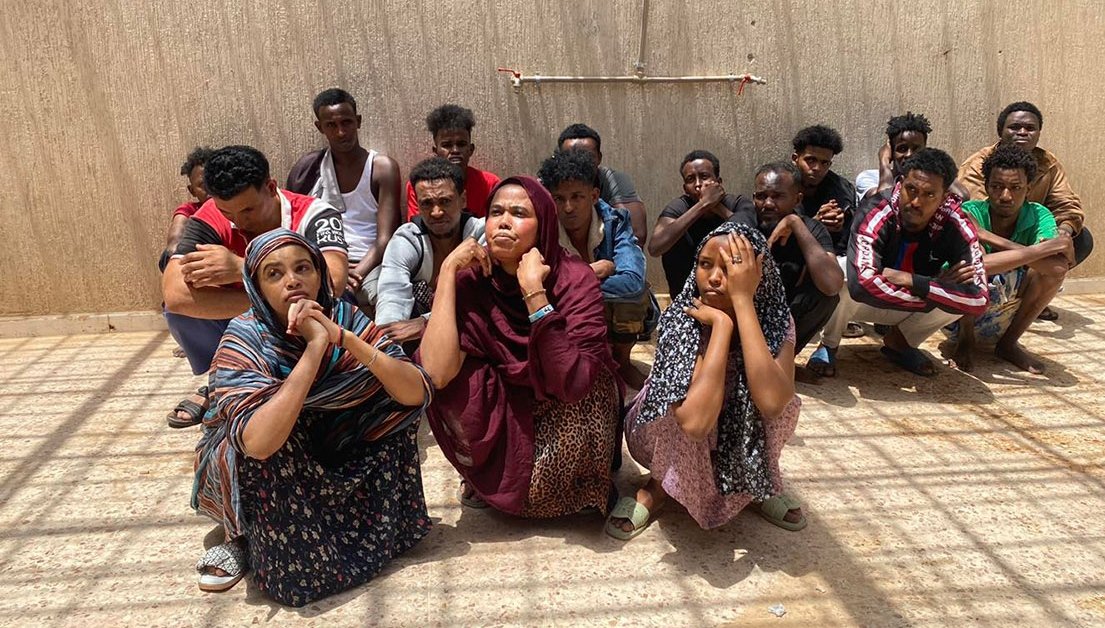 Sarita_Libre's tweet photo. A Tripoli il governo criminale libico amichetto di #GiorgiaMeloni ha arrestato queste 3 donne perché senza documenti.
La pena, secondo la legge libica 19/2010, è il CARCERE A VITA CON LAVORI FORZATI.

Il #GovernoMeloni finanzia miliziani libici che praticano stupri sistematici. https://t.co/sFpasOAJvp