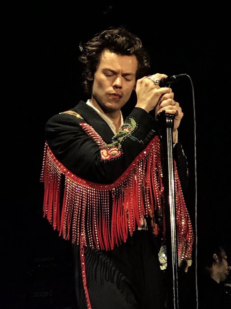 agustdlibyh's tweet photo. siempre es un increíble momento para recordarles que NINGUNO de los trajes que harry styles use para alguna gira van a superar al icónico traje de méxico en el lot 2018, gracias. https://t.co/blAaOvlUzF