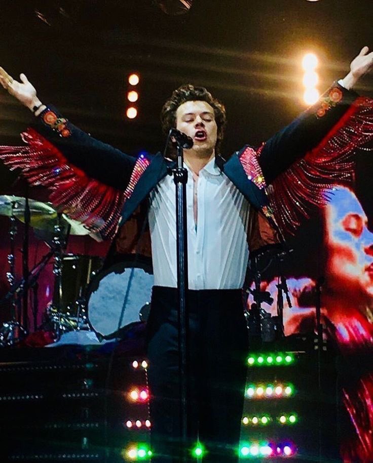 agustdlibyh's tweet photo. siempre es un increíble momento para recordarles que NINGUNO de los trajes que harry styles use para alguna gira van a superar al icónico traje de méxico en el lot 2018, gracias. https://t.co/blAaOvlUzF