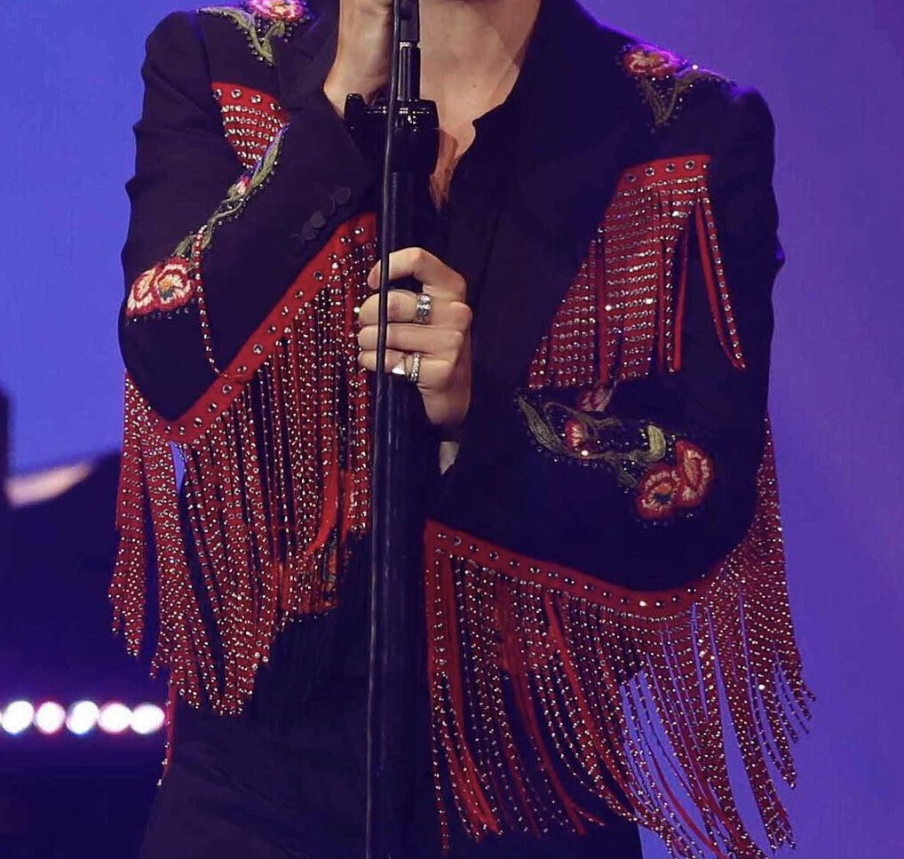 agustdlibyh's tweet photo. siempre es un increíble momento para recordarles que NINGUNO de los trajes que harry styles use para alguna gira van a superar al icónico traje de méxico en el lot 2018, gracias. https://t.co/blAaOvlUzF
