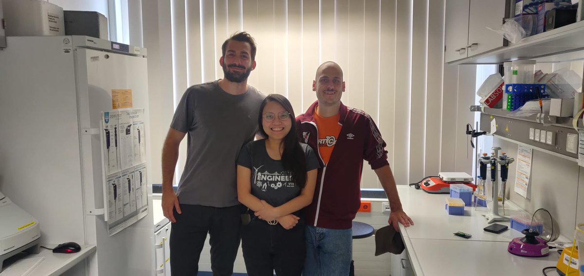 Leipzig University hosted <a href="/BareaBorja/">Borja Rodríguez-Barea</a> and <a href="/alyna_ong/">Alyna Ong</a> for their lab rotation this week! 

They learned about DNA origami molds assembly, PEG purification, Au NPs functionalization, gel electrophoresis, and TEM. 🧪🔬 
 
Big thanks to @zinnoberblau for being an amazing host!🙌