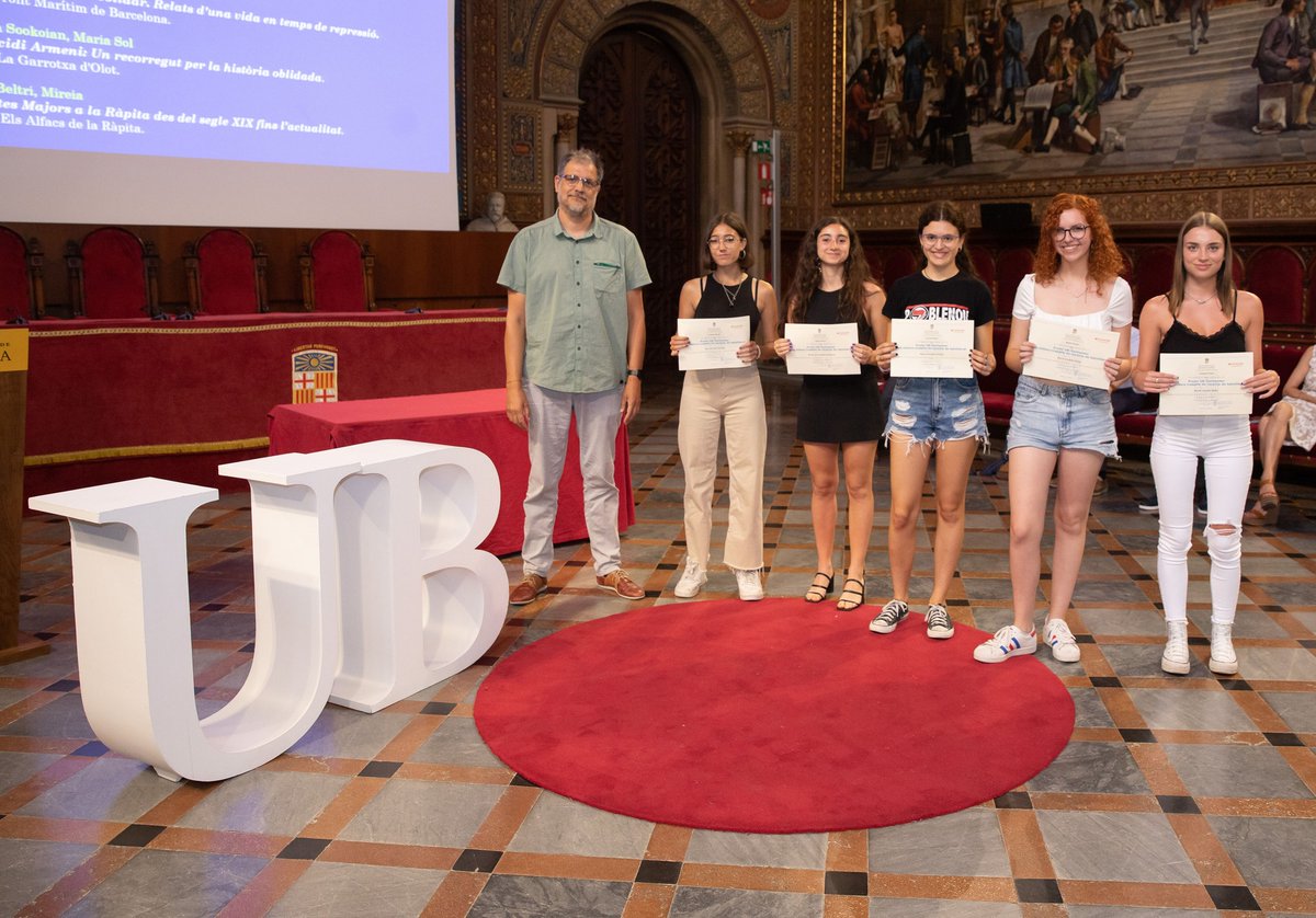 INSLAGARROTXA's tweet photo. Tres alumnes del nostre centre han estat premiades pel seus treballs de recerca en els Premis Universitat de Barcelona- Santander.
Enhorabona Sol Sacristán, Jana GarciaPons i Maria Vidal !!!! @UniBarcelona #premisUBSantander https://t.co/vy6LD8FpDF