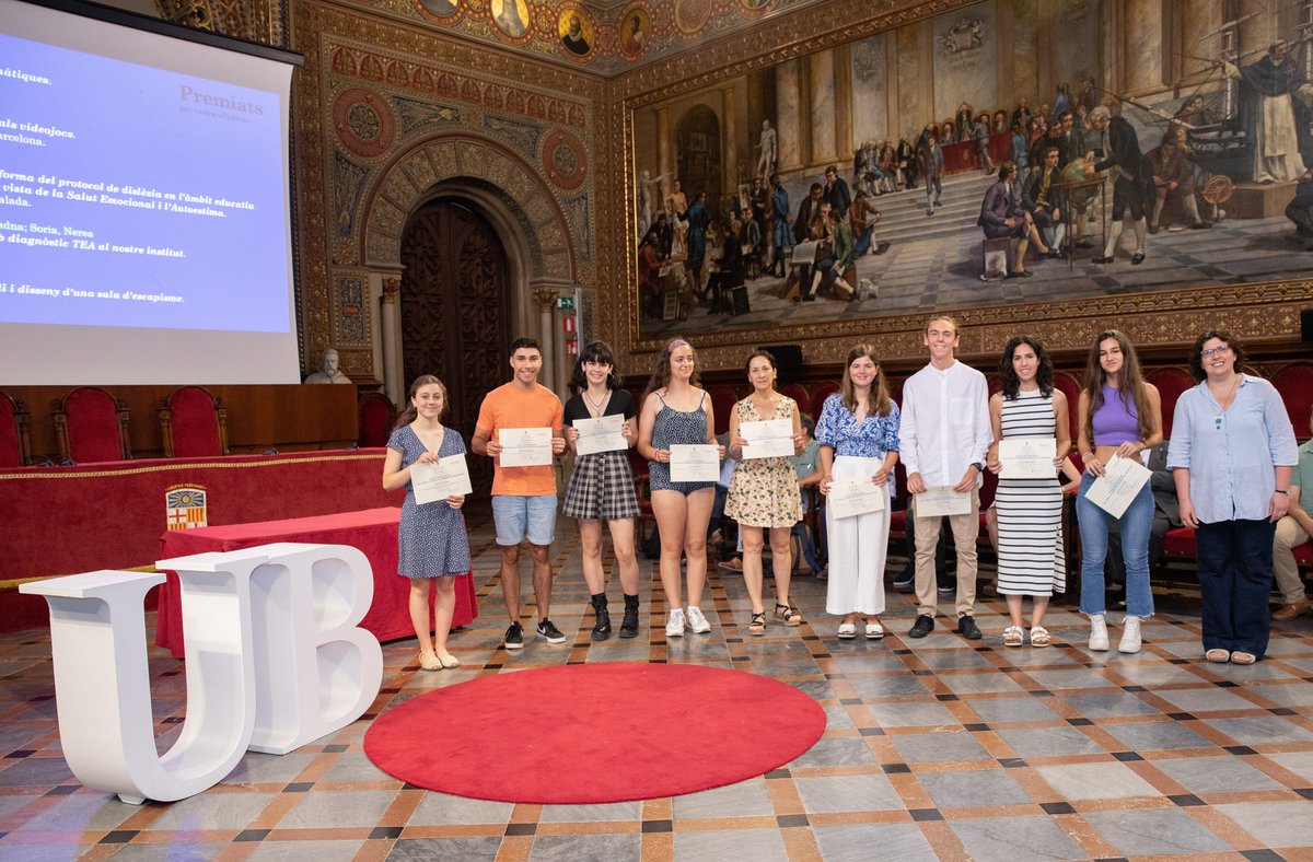 INSLAGARROTXA's tweet photo. Tres alumnes del nostre centre han estat premiades pel seus treballs de recerca en els Premis Universitat de Barcelona- Santander.
Enhorabona Sol Sacristán, Jana GarciaPons i Maria Vidal !!!! @UniBarcelona #premisUBSantander https://t.co/vy6LD8FpDF