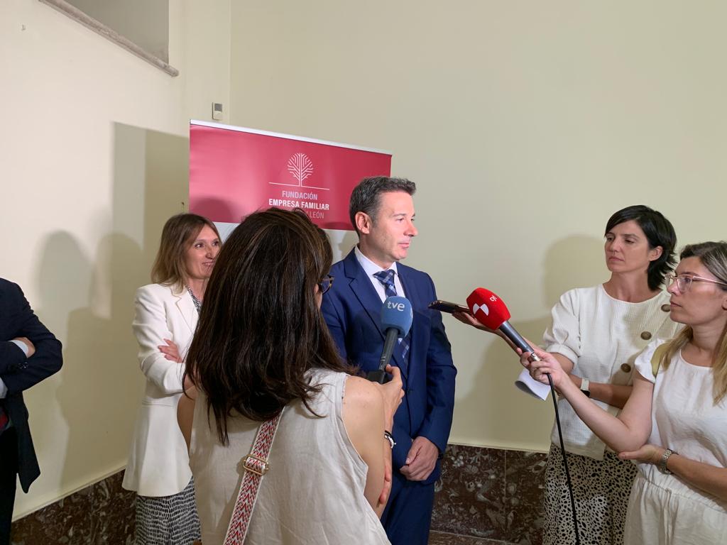 CABK_Dualiza's tweet photo. 🥰Gracias a todos los medios que os habéis acercado a cubrir la entrega de premios #FPSTEM que organizamos junto a @AstiFoundation @FundacionEFCL y @educacyl para reconocer a las mejores estudiantes de #FP en ciclos industriales de CYL
¿Quiénes han ganado? Luego lo contamos 😬 https://t.co/fCCl9HbFvp