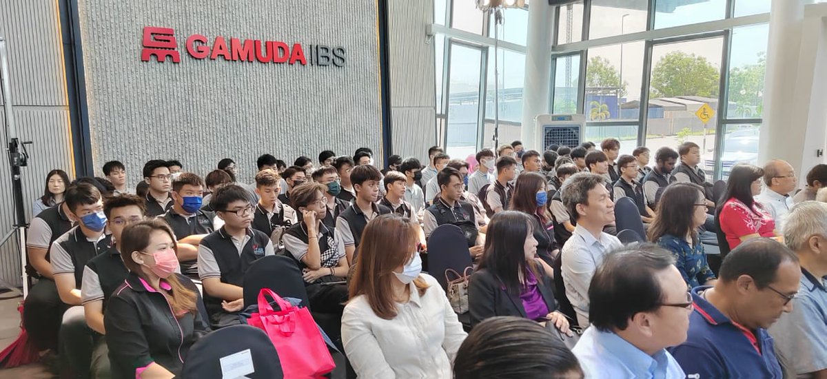 weekasiongmp's tweet photo. Hari ini saya menyaksikan MoU signing antara Gamuda &amp; VTAR bagi membangunkan program 2tahun melatih lebih 600 graduan Sijil Pembuatan Digital Dalam Pembinaan, termasuk latihan sambil bekerja di kilang Gamuda Digital IBS di Banting. Ianya dibiayai sepenuhnya oleh Gamuda! https://t.co/3xf8D1NrwG