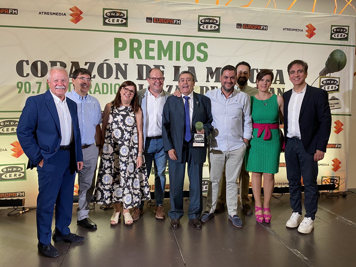 En la XXX edición de los Premios Corazón de La Mancha de Onda Cero he entregado el premio a la Labor Social a la Hermandad de Donantes de Sangre a quienes quiero felicitar, al igual que al Servicio de Oncología del Hospital Mancha Centro que ha recibido el Premio Socio sanitario