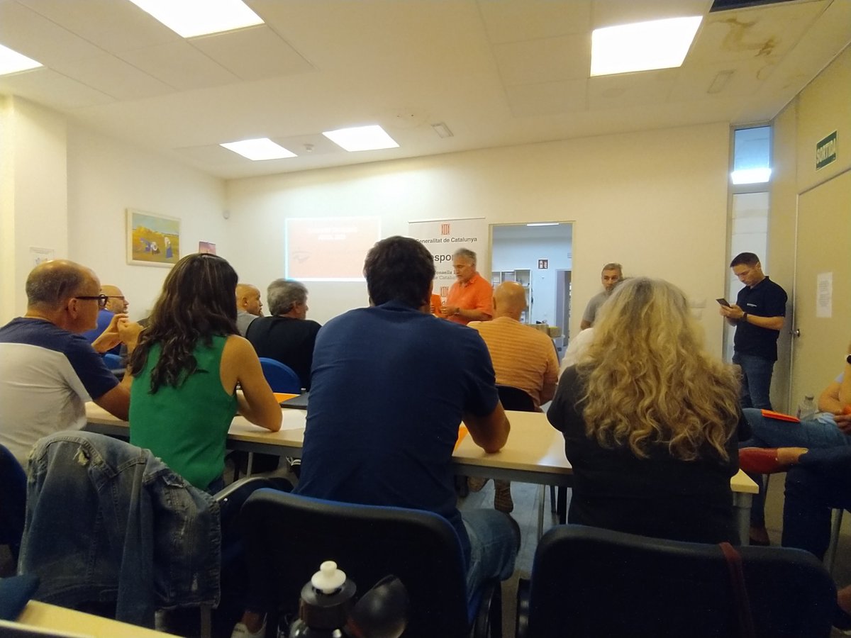 cebllob's tweet image. 🟡 Actualitat

Avui l'equip tècnic del @cebllob present a les Jornades Tècniques de la @UCECcat al @CEBaixCamp per valorar el curs 22-23 i preparar el 23-24.
#ConsellsEsportiusdeCatalunya