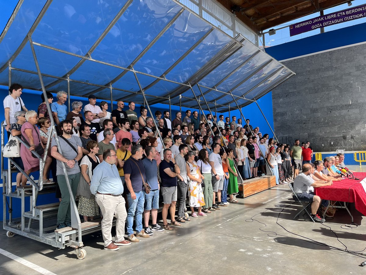 uema_eus's tweet image. Gure udalerrietako 125 alkate eta hautetsi bildu dira gaur #Usurbilen, Konstituzionalaren euskararen aurkako azken epaia salatzeko. #NahikoaDa #EuskarazGara