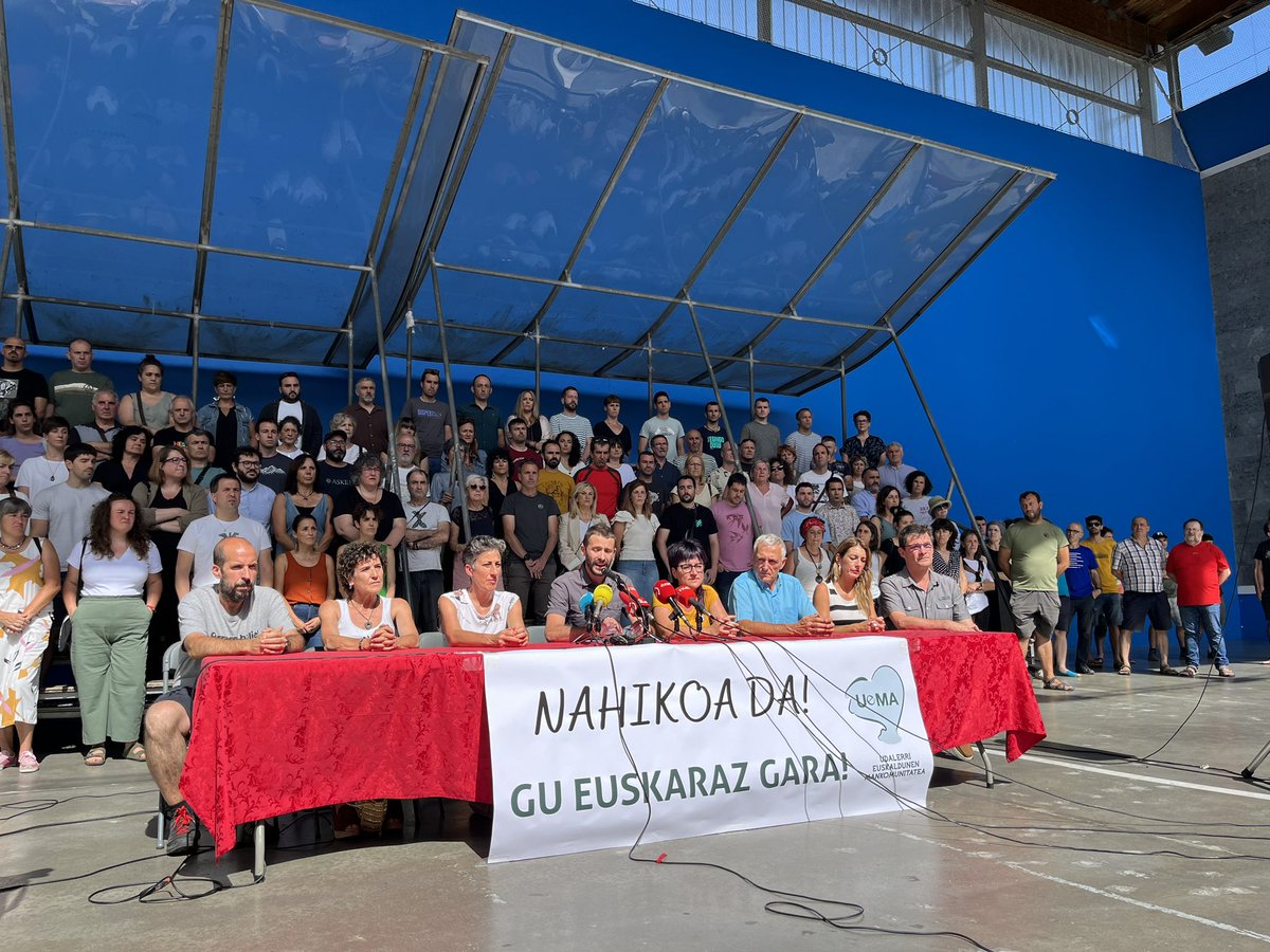 uema_eus's tweet image. Gure udalerrietako 125 alkate eta hautetsi bildu dira gaur #Usurbilen, Konstituzionalaren euskararen aurkako azken epaia salatzeko. #NahikoaDa #EuskarazGara