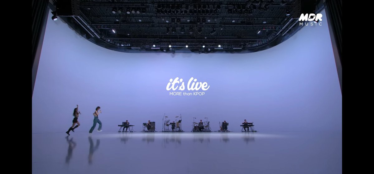 floverDM's tweet photo. #itsLive_event_fromis_9_4
밴드사운드일 줄 알았는데 원곡 느낌 살려서 너무 좋았어요!! 중간에 애드립도 몇 번 섞여있는데 진짜 최고...👍 음색에 중점을 둔 곡이라고 생각하는데 음색이 정말 잘 살아서 좋았습니다! 최애장면은 신나게 들어오는 져니꽹이 ㅋㅋㅋ https://t.co/c7hzDZEWEj