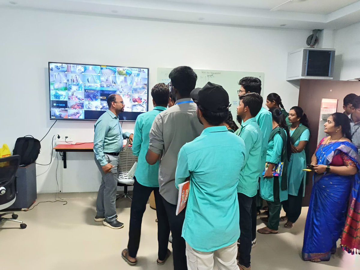 AicSku's tweet photo. Faculty &amp; Students of St. Joseph Degree College, Kurnool visited @aicsku on 07th July 2023, for an awareness session on innovation and entrepreneurship. The session was led by, Dr. Inv. Shivakiran, CEO, AIC-SKU and Dr. P. Jyothi, students were engaged in discussions with startups https://t.co/X4IeNQ7WxC