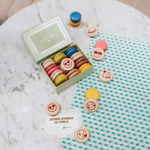À l'approche de la journée mondiale des emojis,  Deliveroo et Ladurée crée une collection unique de macarons emoji🤤 #17juillet #emoji